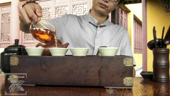 Gongfu cha: Rozlanie naparu do czarek