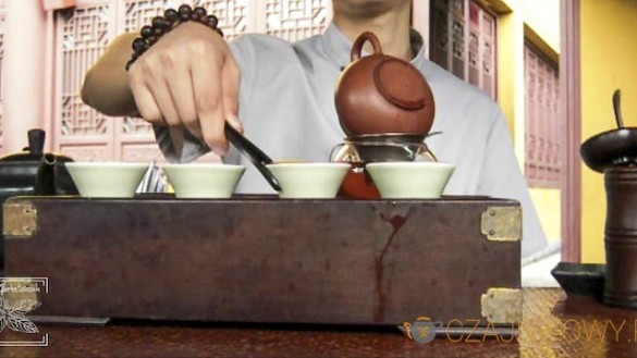 Gongfu cha: Wylewanie naparu z czarek przy pomocy szczypiec
