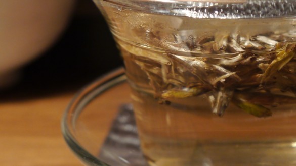 Bai Hao Yin Zhen 2013. Srebrne igły okryte białym puchem.