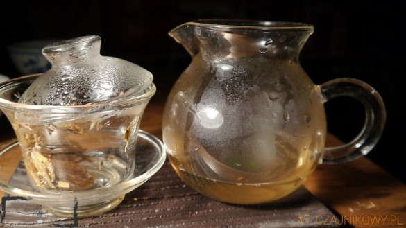 Bai Hao Yin Zhen 2013. Srebrne igły okryte białym puchem.