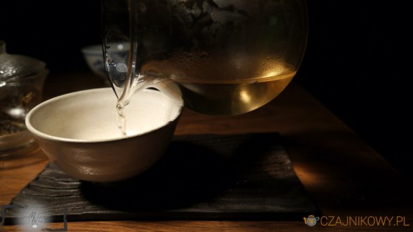 Bai Hao Yin Zhen 2013. Srebrne igły okryte białym puchem.