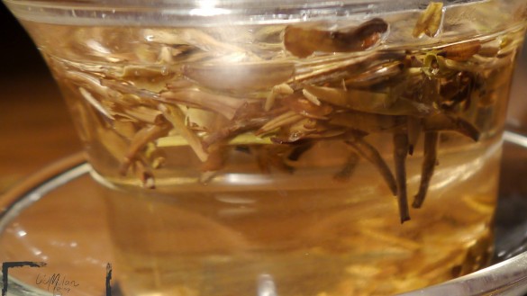 Bai Hao Yin Zhen 2013. Srebrne igły okryte białym puchem.