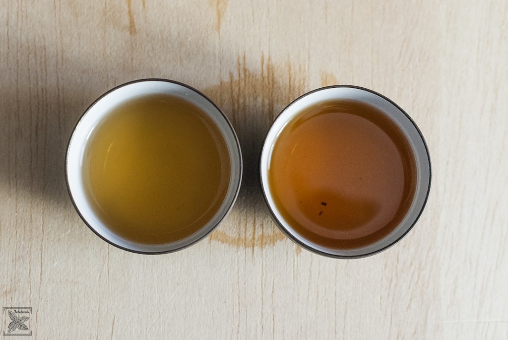 Darjeeling liściasta po lewej i z piramidki po prawej