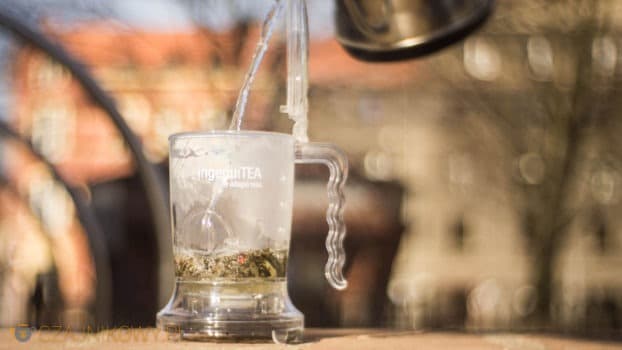 Wlej tyle gorącej wody do ingenuiTEA na ile masz ochotę (do 473ml).