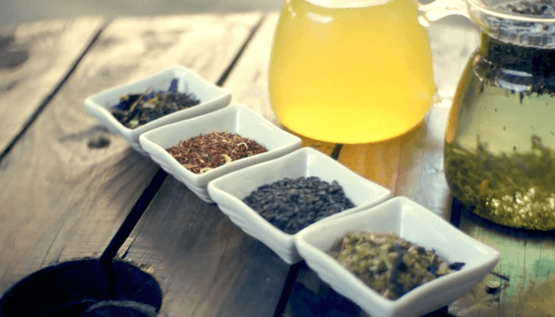 Jak parzyć herbatę na zimno? Zimne parzenie herbaty. Cold brew